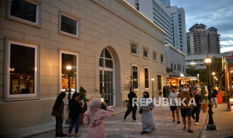 Warga mengunjungi salah satu pusat kuliner di Jakarta, Ahad (8/1/2023). Seiring dengan pencabutan kebijakan PPKM pada akhir Desember 2022 lalu, pemerintah berharap aktivitas ekonomi perdagangan kembali meningkat pada bulan Februari mendatang meski ditengah ancaman resesi global. Republika/Thoudy Badai