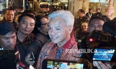 Calon Presiden (capres) nomor urut 3, Ganjar Pranowo saat ditemui usai menghadiri pernikahan putra Paku Alam X di Kompleks Puro Pakualaman, Yogyakarta Kamis (11/1/2024) malam. 