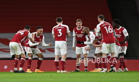 Pierre-Emerick Aubameyang dari Arsenal (2-L) merayakan mencetak gol pembuka timnya selama pertandingan sepak bola Liga Premier Inggris antara Arsenal FC dan Newcastle United di London, Inggris, 18 Januari 2021.