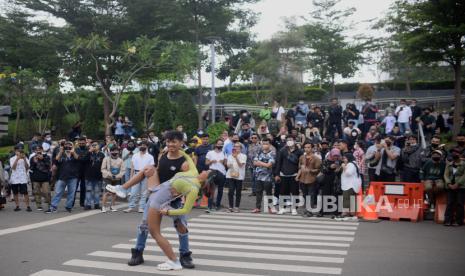 Remaja melakukan peragaan busana di kawasan Dukuh Atas, Jakarta, Senin (25/7/2022). Peragaan busana bertajuk Citayam Fashion Week kini semakin ramai dilakukan oleh berbagai kalangan mulai dari artis, content creator hingga remaja yang datang dari ibu kota maupun luar kota. Republika/Putra M. Akbar