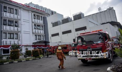 Petugas Dinas Kebakaran dan Penanggulangan Bencana (Diskar PB) Kota Bandung beraktivitas usai melakukan pendinginan pascakebakaran di salah satu ruangan di Gedung DPRD Provinsi Jawa Barat, Jalan Diponegoro, Kota Bandung, Ahad (21/8/2022). Penyebab kebakaran yang melanda Ruang Arsip lantai 3 Gedung DPRD Provinsi Jawa Barat tersebut masih dalam penyelidikan pihak berwajib. Republika/Abdan Syakura