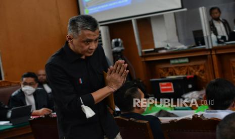 Terdakwa Hendra Kurniawan bersama terdakwa kasus perintangan penyidikan lainnya saat akan memberikan keterangan sebagai saksi dalam sidang lanjutan di Pengadilan Negeri Jakarta Selatan, Selasa (6/12/2022). Sidang tersebut beragendakan pemeriksaan saksi yang dihadirkan Jaksa penuntut umum (JPU). Saksi-saksi tersebut diantaranya enam terdakwa kasus perintangan penyidikan yakni Hendra Kurniawan, Agus Nurpatria, Chuck Putranto, Baiquni Wibowo, Arif Rachman Arifin dan Irfan Widyanto, Kepala Biro Provos Divpropam Polri Brigjen Benny Ali dan anggota Polri lainnya. Republika/Thoudy Badai