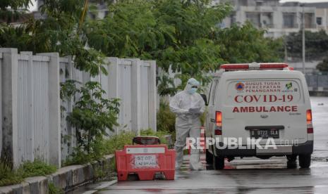 Petugas medis melakukan pendataan saat mengantarkan pasien covid-19 ke Rumah Sakit Darurat Covid-19 Wisma Atlet, Jakarta, Sabtu (9/1). Menurut Wakil Gubernur DKI Jakarta Ahmad Riza Patria fasilitas ruang isolasi di 101 rumah sakit rujukan Covid-19 di DKI Jakarta terus menipis hingga 85 persen akibat terjadi lonjakan kasus positif covid-19 sepanjang bulan Desember hingga Januari 2021. Republika/Thoudy Badai