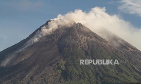 Kubah lava sisi barat daya Gunung Merapi terlihat dari Kaliurang, Sleman, DI Yogyakarta, Ahad (9/1/2022). Menurut data Balai Penyelidikan dan Pengembangan Teknologi Kebencanaan Geologi (BPPTKG) Yogyakarta berdasarkan analisis morfologi volume kubah lava sisi barat daya sebesar 1.670.000 meter kubik dan kubah lava tengah sebesar 3.007.000 meter kubik. 