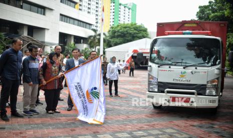 Menteri Sosial RI Tri Rismaharini (tengah), CEO Kita Bisa Alfatih Timur (kiri), President Director PT Mercedez Benz Distribution Indonesia Choi Duk Jun (kedua kanan), Direktur Eksekutif Salam Setara Foundation Ahmad Jumadi (kedua kiri) saat melepas kendaraan yang membawa bantuan untuk korban gempa Cianjur di Kantor Kementerian Sosial, Jakarta, Kamis (29/12/2022). Kementerian Sosial menyalurkan bantuan dari sejumlah doantur diantaranya PT Mercedez Benz, Kitabisa, Salam Setara Foundation, Kahf, dan sejumlah publik figur berupa  50 ton beras untuk korban gempa Cianjur. Republika/Thoudy Badai