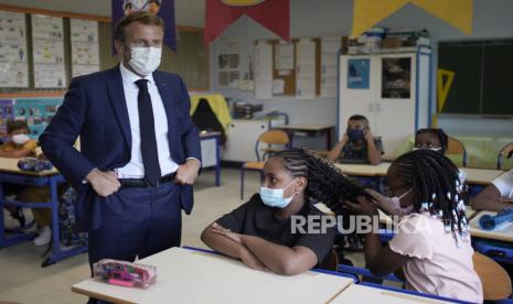 Ilustrasi. Presiden Prancis Emmanuel Macron berpose di ruang kelas selama kunjungan di sekolah dasar Bouge di distrik Malpasse di Marseille, Prancis selatan, Kamis 2 September 2021.