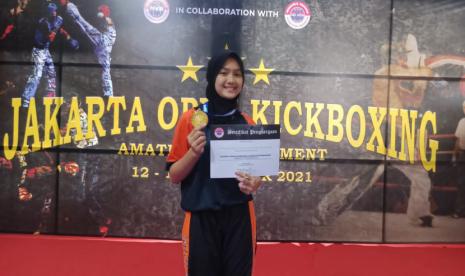 .Cantika Oktalianiz, siswi kelas VII E berhasil meraih medali emas dalam Jakarta Open Kickboxing Amateur Tournament, Senin (13/12/2021). 