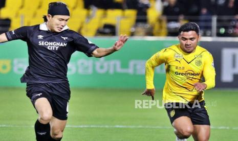 Bek Jeonnam Dragons, Asnawi Mangkualam, saat pertandingan melawan Seongnam FC, Sabtu (8/4/2023). Dok. Jeonnam