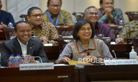 Menteri Keuangan Sri Mulyani Indrawati (kanan) bersama Menteri Investasi/Kepala BKPM Bahlil Lahadalia (kiri) mengikuti rapat kerja dengan Komisi XI DPR di Kompleks Parlemen Senayan, Jakarta, Kamis (8/12/2022). Rapat kerja tersebut membahas mengenai naskah Rancangan Undang-Undang tentang Pengembangan dan Penguatan Sektor Keuangan (RUU PPSK). Republika/Prayogi