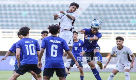 Pesepak bola Timnas Timor Leste Luis Figo Pereira Ribeiro (tengah) berebut bola dengan pesepak bola Timnas Kamboja Uk Devin (kedua kiri) pada pertandingan penyisihan grup A Piala ASEAN U-19 Boys Championship atau AFF U-19 di Stadion Gelora Bung Tomo, Surabaya, Jawa Timur, Rabu (17/7/2024). Timnas Timor Leste menang atas Kamboja dengan skor 3-2. 