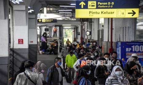 Sejumlah penumpang berjalan keluar setibanya di Stasiun Bandung, Kota Bandung, Kamis (6/5). PT KAI Daop 2 Bandung memberhentikan layanan perjalanan Kereta Api jarak jauh untuk mudik pada penerapan larangan mudik lebaran sejak Kamis (6/5) hingga Senin (17/5) serta melakukan pembatasan operasional kereta lokal dengan mengurangi jadwal perjalanan menjadi 39 perjalanan dan membatasi jam operasional. Foto: Republika/Abdan Syakura