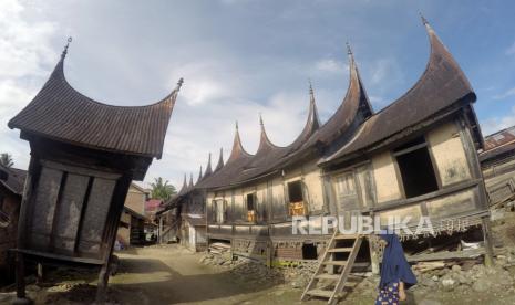 Seorang warga berjalan di depan Rumah Gadang, Kampung Adat Sarugo (Saribu Gonjong), Kabupaten Limapuluhkota, Sumatera Barat, Jumat (18/9/2020). Kampung adat yang memiliki 32 rumah gadang dan diresmikan sebagai destinasi wisata sejak tahun 2019 itu mewakili Sumatera Barat sebagai nominasi kategori Kampung Adat Terpopuler Anugerah Pesona Indonesia 2020. 