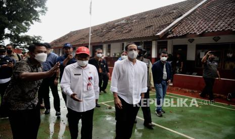 Menteri Pendidikan, Kebudayaan, Riset dan Teknologi Nadiem Makarim (tengah) melihat sekolah rusak di Cugenang, Cianjur, Jawa Barat, Rabu (23/11/2022). Kunjungan itu untuk meninjau sekolah yang rusak akibat gempa berkekuatan 5,6 SR di wilayah Kabupaten Cianjur. Republika/Putra M. Akbar