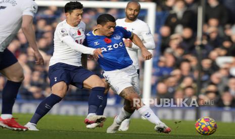 Allan (kanan) dari Everton beraksi melawan Son Heung-Min (kiri) dari Tottenham selama pertandingan sepak bola Liga Premier Inggris antara Everton dan Tottenham Hotspur di Liverpool, Inggris, 07 November 2021.