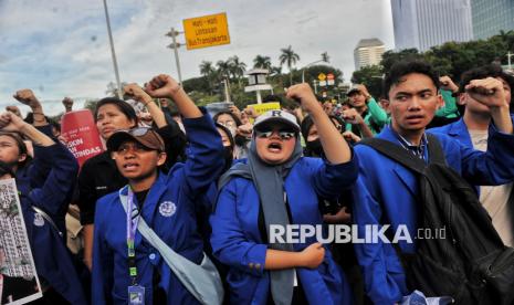 Massa dari BEM SI Kerakyatan menggelar aksi di kawasan Patung Kuda, Jakarta, Kamis (26/12/2024). Mahasiswa menuntut pemerintah untuk membatalkan kebijakan kenaikan PPN 12 persen.