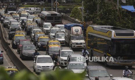 Lalu lintas terlihat di jalan raya di Mumbai, India. Perubahan iklim membuat India menjadi negara yang terdampak parah dari gelombang panas.