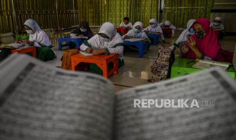 Islam dan Transformasi Bahasa Arab. Anak-anak belajar bahasa Arab di Masjid Jami At Taqwa, Jakarta, Rabu (14/4). Bulan suci Ramadhan dimanfaatkan oleh anak-anak di sekitar Masjid Jami At Taqwa untuk belajar membaca Al-Quran dan memperdalam ilmu agama Islam sambil menunggu waktu untuk berbuka puasa. Republika/Putra M. Akbar