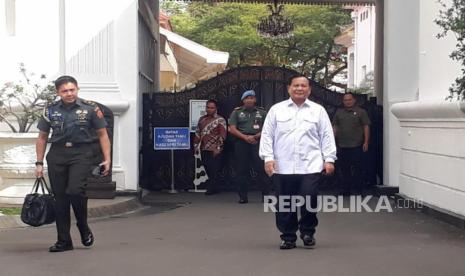 Menteri Pertahanan Prabowo Subianto saat memberikan keterangan pers usai bertemu Presiden Jokowi di Istana Kepresidenan, Jakarta, Senin (10/7/2023).