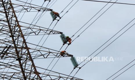 Imbas kebakaran dari TBBM Pertamina beberapa fasilitas kelistrikan PLN mengalami kerusakan. 