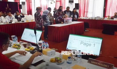 Rapat pleno rekapitulasi suara pemilihan gubernur dan wakil gubernur Jawa Barat (Jabar) di Gedung KPU Jabar (Ilustrasi)