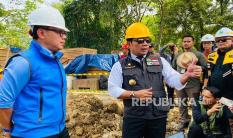 Gubernur Jawa Barat (Jabar) Ridwan Kamil, didampingi Wali Kota Bogor Bima Arya Sugiarto, meninjau progres pembangunan Jembatan Otista di Kota Bogor, Jabar, Jumat (21/7/2023). 