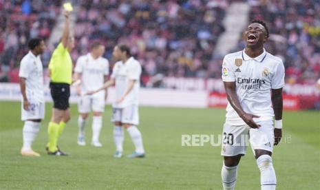 Penyerang sayap Real Madrid, Vinicius Junior (kanan).