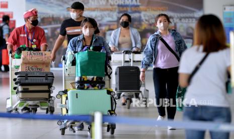 Calon penumpang pesawat membawa barang bawaan di Terminal Domestik Bandara Internasional I Gusti Ngurah Rai, Badung, Bali, Rabu (9/3/2022). Pengelola Bandara Bali memprediksi jumlah rata-rata penumpang harian di bandara tersebut akan meningkat sekitar 20 persen setelah hasil tes RT-PCR atau rapid test antigen COVID-19 tidak lagi diwajibkan sebagai persyaratan bagi Pelaku Perjalanan Dalam Negeri (PPDN) yang telah menerima vaksin COVID-19 dosis kedua atau dosis ketiga (booster). 