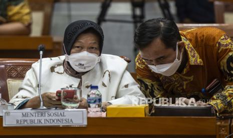 Komisi VIII DPR mengusir Sekretaris Jenderal Kementerian (Kemensos) Harry Hikmat dari ruang rapat pada Rabu (19/1) hari ini dan Menteri Sosial Tri Rismaharini sempat hendak sujud meminta maaf. (Foto ilustrasi: Menteri Sosial Tri Rismaharini)