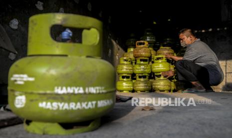 Pertamina perlu meningkatkan implementasi mekanisme dan sistem digitalisasi dalam rangka memperkuat pengawasan terhadap penyaluran program subsidi elpiji tiga kilogram. (ilustrasi)