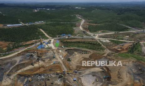  Foto yang diambil dengan drone menunjukkan lokasi pembangunan ibu kota negara di Sepaku, Penajam Paser Utara, Kalimantan Timur,  Rabu (8/3/2023). Pemerintah telah mulai membangun Nusantara sebagai ibu kota baru di atas lahan seluas 56.180 hektar di Kalimantan Timur provinsi di tengah kekhawatiran atas dampak pembangunan kota terhadap lingkungan dan masyarakat adat. Menurut Kepala Otoritas Ibu Kota Nusantara Bambang Susantono, ibu kota baru diharapkan menggantikan Jakarta pada semester pertama 2024.