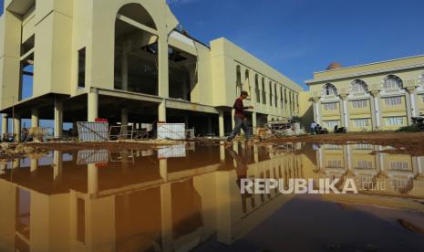 Antrian Haji di Jawa Barat Capai 21 Tahun. Foto: Pekerja menyelesaikan pembangunan asrama embarkasi haji di Indramayu, Jawa barat, Rabu (3/11/2021). Pembangunan asrama embarkasi dengan anggaran senilai Rp460 miliar tersebut ditargetkan selesai pada tahun 2024 dan diharapkan mampu menjadi sarana pendukung untuk mewujudkan Bandara Internasional Jawa Barat (BIJB) Kertajati sebagai bandara embarkasi haji. 