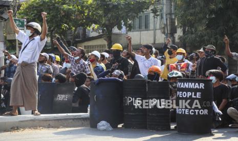  Para pengunjuk rasa meneriakkan slogan-slogan saat mereka berkumpul di jalan selama protes anti-kudeta di Mandalay, Myanmar, 05 Maret 2021. Protes anti-kudeta terus berlanjut pada 05 Maret meskipun tindakan keras terhadap demonstran semakin meningkat oleh pasukan keamanan. Lebih dari 50 orang tewas dalam tindakan keras oleh pasukan keamanan, sejak kudeta militer pada 1 Februari 2021.