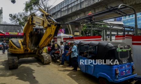 Alat berat melintasi di kawasan Stasiun Gondangdia yang sedang ditata di Jakarta, Senin (22/3). Stasiun Gondangdia merupakan salah satu lokasi yang ditata menjadi stasiun terpadu yang pembangunannya meliputi penataan pedestrian, tempat khusus bagi pedagang serta pembuatan area drop off dan pangkalan transportasi online maupun konvensional. Republika/Putra M. Akbar