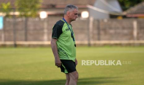 Pelatih PSS Sleman, Marian Mihail memimpin latihan perdana tim belum lama ini.