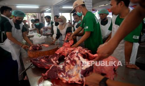 Panitia memotong daging hewan kurban yang telah disembelih di Rumah Potong Hewan (RPH) Masjid Istiqlal, Jakarta.