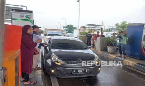 Sebanyak 80 yang mengaku ahli waris pemilik tanah yang digunakan Tol Cimanggis-Cibitung membagikan selembaran di pintu Tol Cimanggis-Cibutung. Selembaran ini isinya menginformasikan bahwa tanah yang dijadikan jalan tol itu milik warga Kp Kranggan, Kecamatan Jatisampurna, Kota Bekasi dan belum dibayar, Selasa (7/2/2023). 