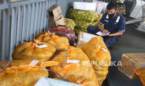 Pekerja mencatat kiriman buah jeruk di Gudang Rail Express, Malang, Jawa Timur, Senin (6/7/2020). AI Group meluncurkan layanan kurir dan logistik melalui KAI Logistik Express.