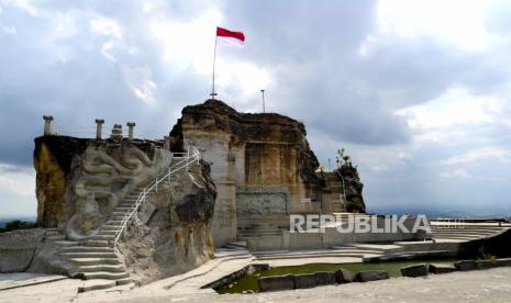 Objek wisata kosong karena penutupan imbas PPKM di Tebing Breksi, Sleman, Yogyakarta, Rabu (4/8). Selama penerapan PPKM Darurat objek wisata Tebing Breksi tutup. Untuk mengisi waktu pengelola melakukan perbaikan beberapa fasilitas penunjang wisatawan. Menurut Gabungan Industri Pariwisata Indonesia (GIPI) DIY kerugian yang ditanggung oleh pengelola wisata mencapai Rp 10 triliun selama pandemi Covid-19. Kerugian ini belum termasuk bisnis turunan yang mendukung sektor wisata.