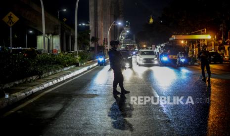 Sejumlah anggota kepolisian berjaga pasca penembakan terduga teroris di kawasan Gedung Mabes Polri, Jakarta, Rabu (31/3).