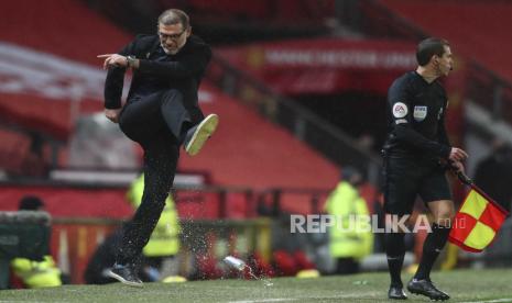  Manajer Slaven Bilic (Kiri) dari West Bromwich menendang minuman kanon selama pertandingan sepak bola Liga Premier Inggris antara Manchester United dan West Bromwich Albion di Manchester, Inggris, 21 November 2020.