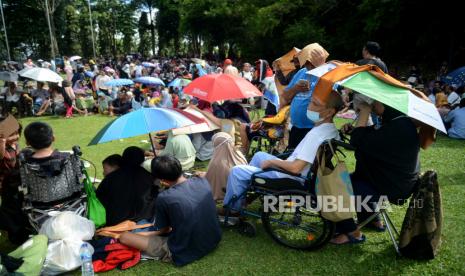 Sejumlah warga menunggu untuk mendapatkan pengobatan tradisional di Area Kostrad, Cilodong, Depok, Jawa Barat, Senin (3/4/2023). Para warga antusias mendatangi dan rela mengantre berjam-jam untuk mendapatkan pengobatan tradisional Ida Andriani alias Ida Dayak bahkan ada yang sudah datang dari Subuh. Pengobatan Ida Dayak mendapat banyak perhatian karena dinilai mampu mengobati berbagai penyakit dengan caranya tersendiri. Videonya sedang mengobati pasiennya juga telah banyak beredar di media sosial.