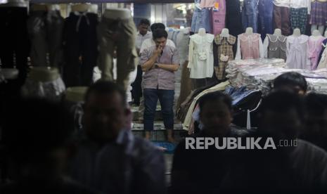 Sejumlah umat muslim melaksanakan Sholat Jumat berjamaah di Pasar Tanah Abang, Jakarta, Jumat (15/3/2024). Sholat Jumat pertama pada bulan Ramadhan 1445 Hijriah di Masjid Nurul Muhajirin tersebut dilaksanakan hingga ke lorong pasar yang diubah menjadi area shaf. Pelaksanaan Sholat Jumat yang diikuti oleh para pedagang dan pembeli di Pasar Tanah Abang tersebut menghentikan sejenak kegiatan transaksi jual beli.