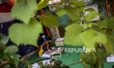 Sejumlah siswa saat melakukan aktivitas pembelajaran jarak jauh (PJJ) menggunakan fasilitas jaringan internet (ilustrasi) 