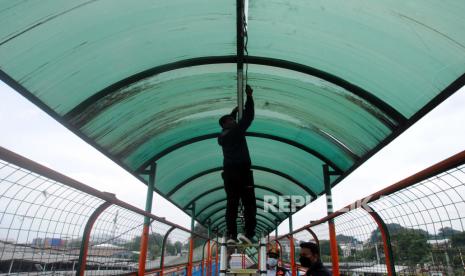 Polresta Bogor Kota bersama Pemerintah Kota (Pemkot) Bogor melakukan kegiatan preventif pencegahan tindak pencurian atau copet di Jembatan Penyeberangan Orang (JPO) Stasiun Bogor.  (Foto: JPO di Stasiun Bogor)