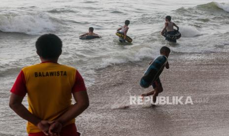 Sejumlah anak bermain di Pantai Carita, Pandeglang, Banten. Kawasan Pandeglang adalah wilayah yang rawan gempa dan tsunami (ilustrasi)