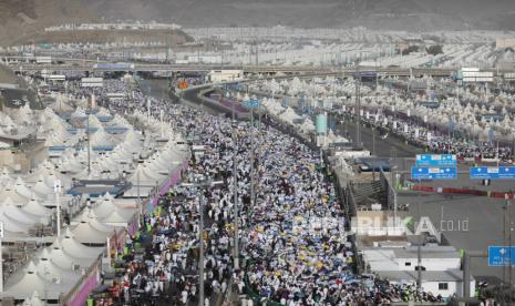 Suasana puncak haji di jamarat.