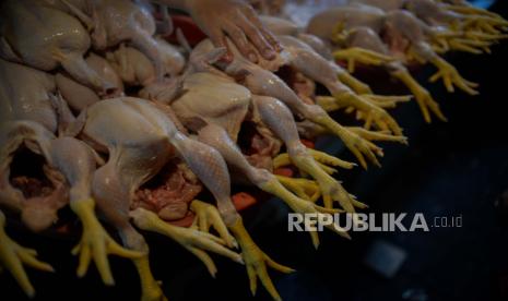 Pedagang daging ayam melayani pembeli di Pasar Minggu, Jakarta Selatan, Senin (12/4). Menjelang bulan Ramadhan, harga pangan mulai merangkak naik, salah satunya daging ayam mengalami kenaikan dari harga Rp35.000 per ekor menjadi Rp45.000 per ekor. Republika/Thoudy Badai