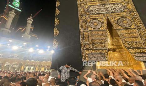 Jamaah umroh berlomba-lomba mendapatkan tempat mustajab di Masjidil Haram. Salah satu tempat yang menjadi incaran adalah Multazam, pintu Kabah, dinding Kabah, dan tentu saja Hajar Aswad.