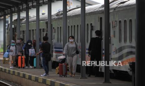 Para penumpang kereta di stasiun Cirebon.