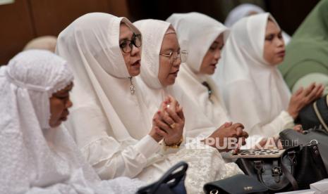 Jamaah memanjatkan doa. Doa Agar Konsisten Beribadah kepada Allah